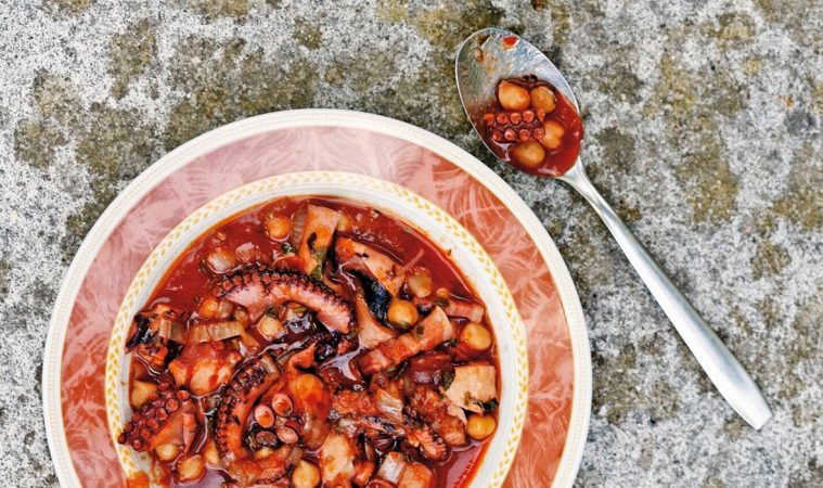 Garbanzos con calamares: la receta que te calentará en 20 minutos