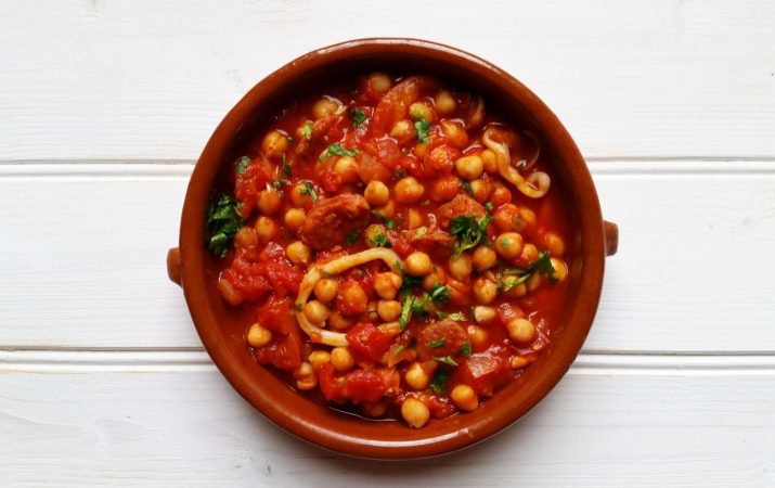 Garbanzos con calamares: la receta que te calentará en 20 minutos