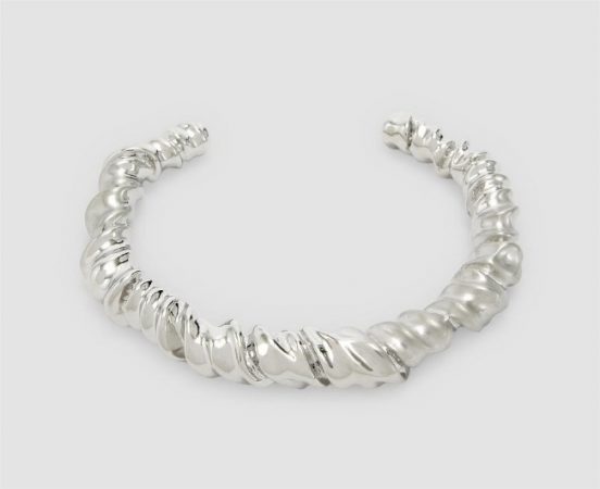 Pulsera de mujer en color gris con forma enroscada