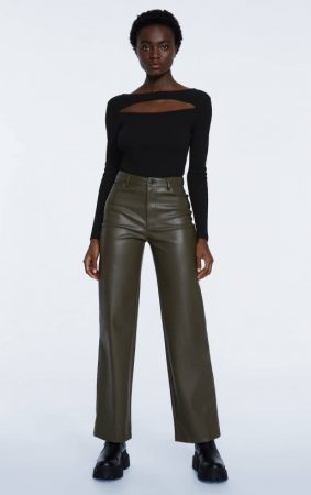 Los pantalones de Stradivarius que pegan tanto con botas como con zapatillas por 25,99 euros 31 Merca2.es Pantalón straight efecto piel de Stradivarius