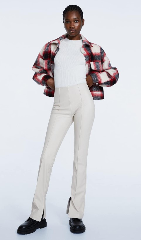 Pantalón flare split efecto piel de Stradivarius