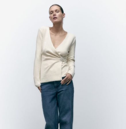 Top con broche de flor