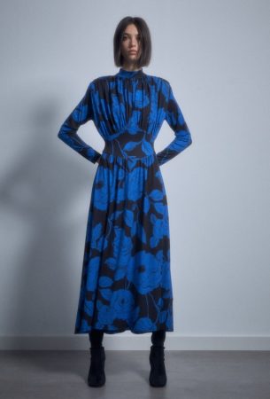 Vestido con hombreras estampado de Sfera