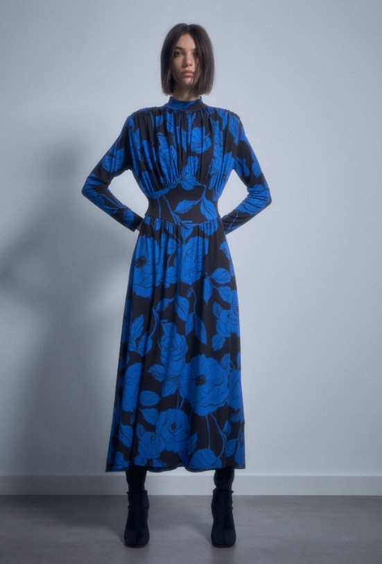 Vestido con hombreras estampado de Sfera