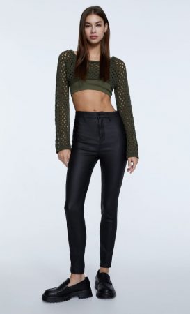 Los pantalones de Stradivarius que pegan tanto con botas como con zapatillas por 25,99 euros 34 Merca2.es Pantalón coating súper high waist