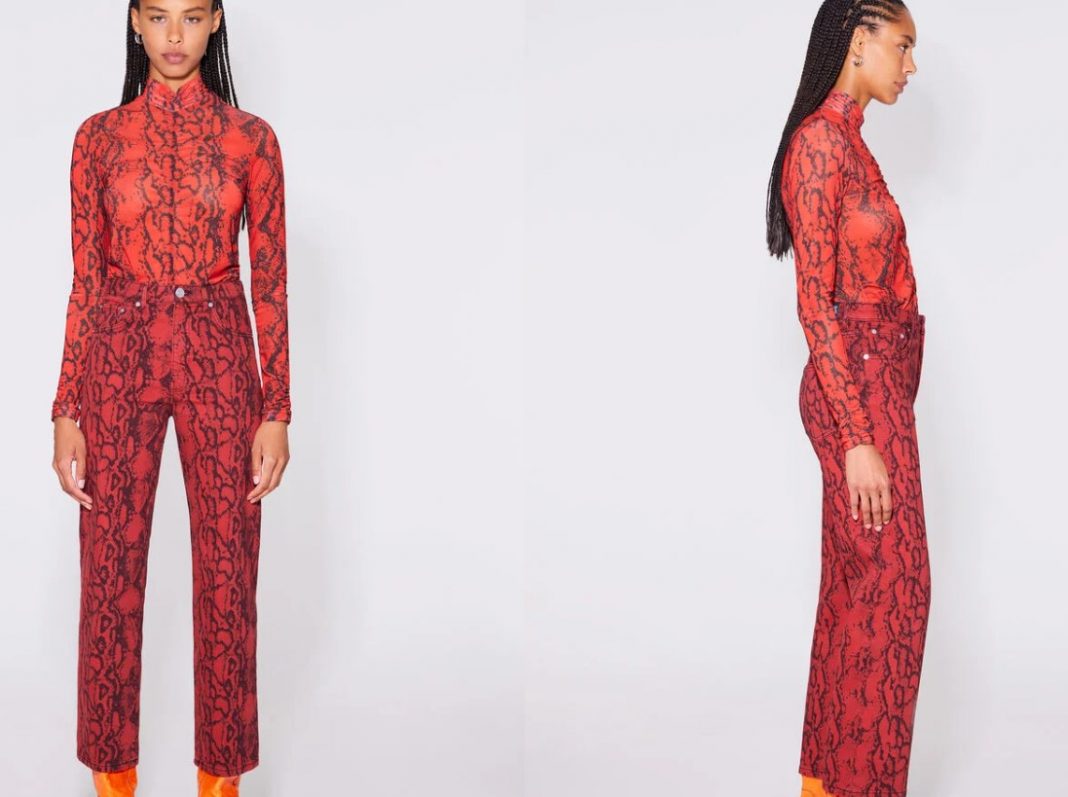 Vaquero recto con print pitón rojo