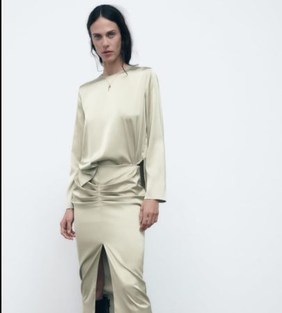 Top satinado con aberturas de Zara