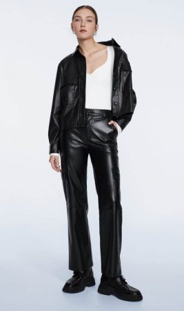 Los pantalones de Stradivarius que pegan tanto con botas como con zapatillas por 25,99 euros 35 Merca2.es Pantalón cargo efecto piel de Stradivarius