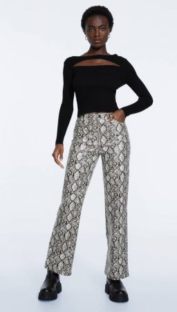 Los pantalones de Stradivarius que pegan tanto con botas como con zapatillas por 25,99 euros 37 Merca2.es Pantalón 5 bolsillos efecto piel serpiente