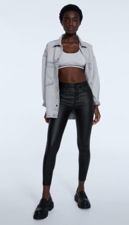 Los pantalones de Stradivarius que pegan tanto con botas como con zapatillas por 25,99 euros 39 Merca2.es Pantalón coating low waist