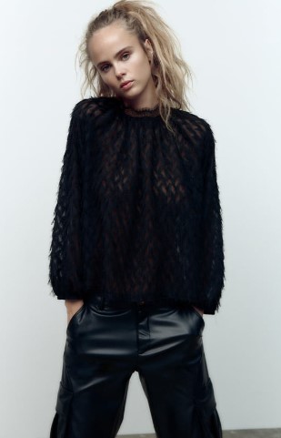 Blusa de puntilla con cuello y plumas