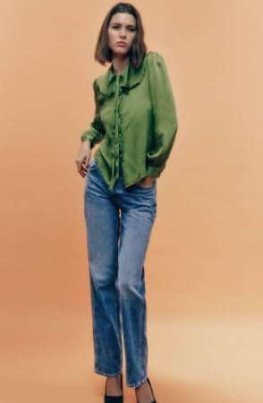 Blusa satinada con botones de joya