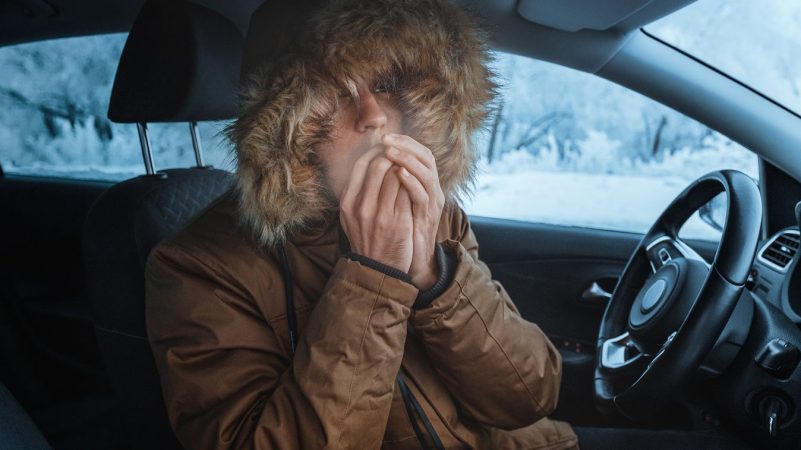 Conducir con nieve: estas son todas las multas que te puede poner la DGT 67 Merca2.es capucha Merca2.es