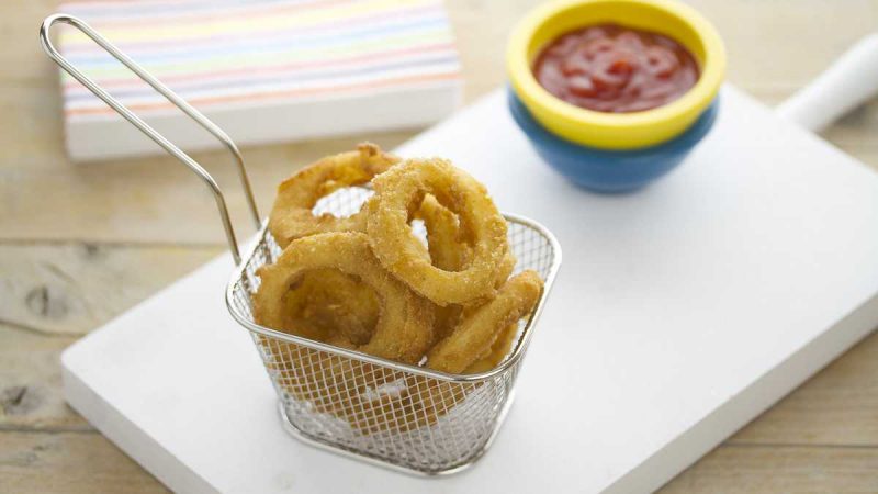 Aros de cebolla caseros, más ricos que los de McDonald's 35 Merca2.es cesto aros Merca2.es