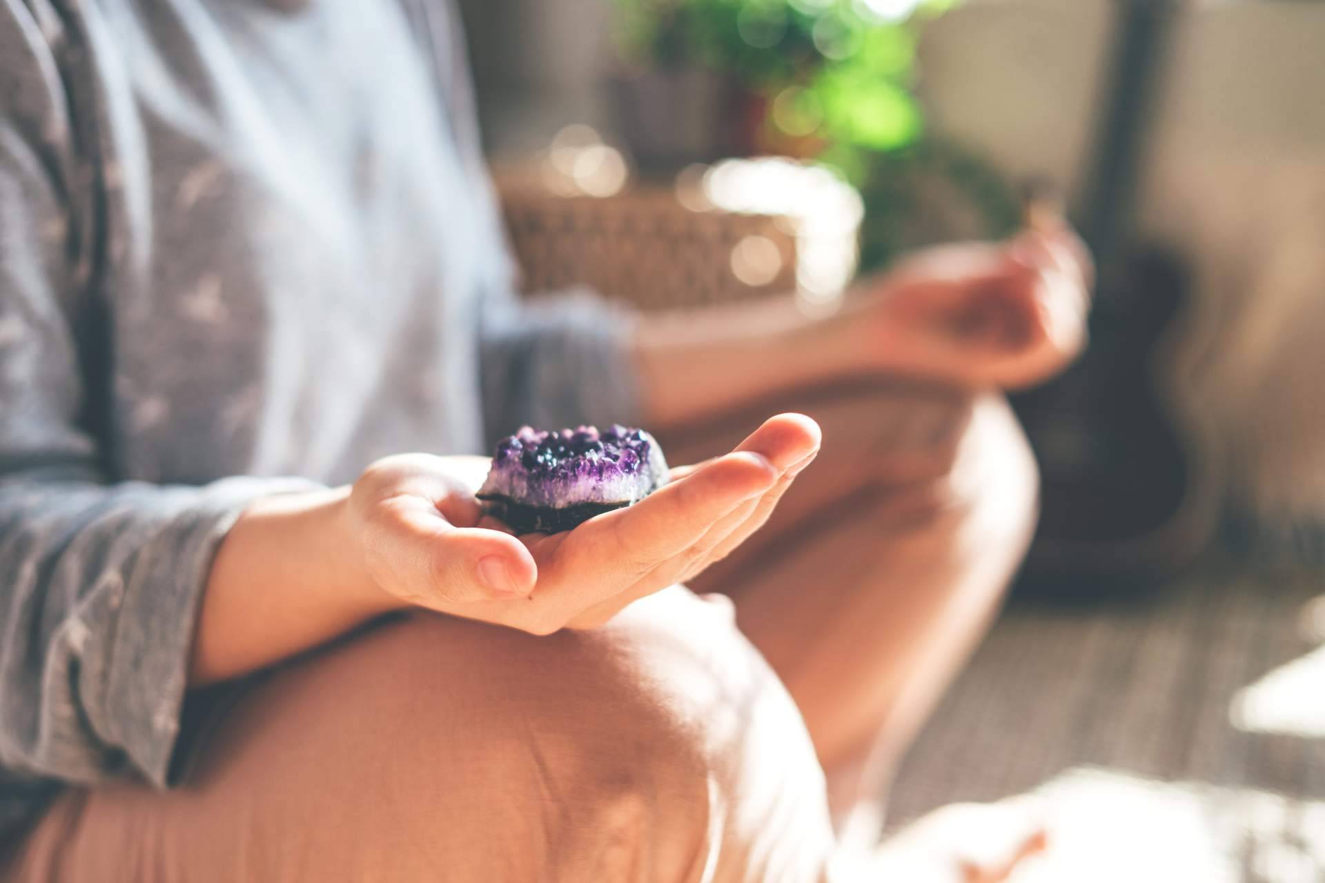 Piedras naturales relacionadas directamente con cada uno de los chakras, de la mano de Tierra de Gemas
