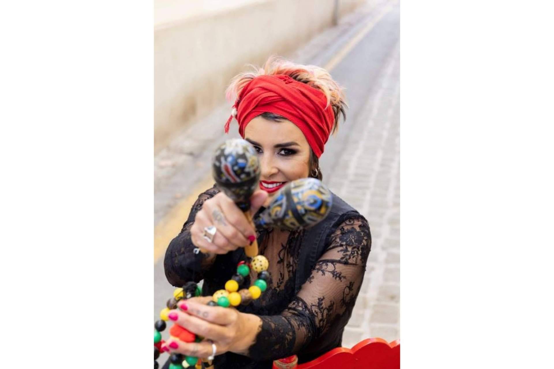 Se cumplen los 25 años de carrera de Amparanoia lanzando su nuevo single junto a la banda zaragozana Artistas del Gremio