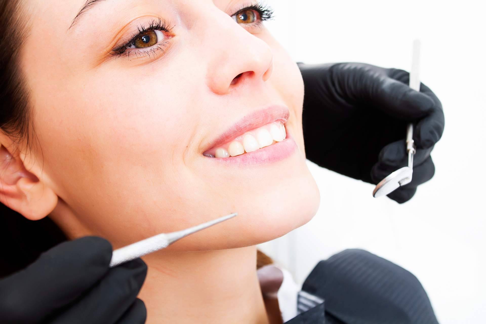 Tratamientos de implantes dentales y ortodoncia invisible en la clínica dental Miarensella, en Morón de la Frontera