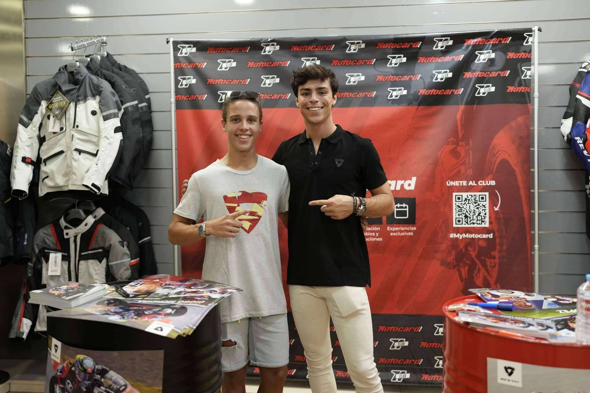 La visita a la tienda de Motocard en Valencia de los pilotos Alonso López, de Moto2, y Diogo Moreira, de Moto3