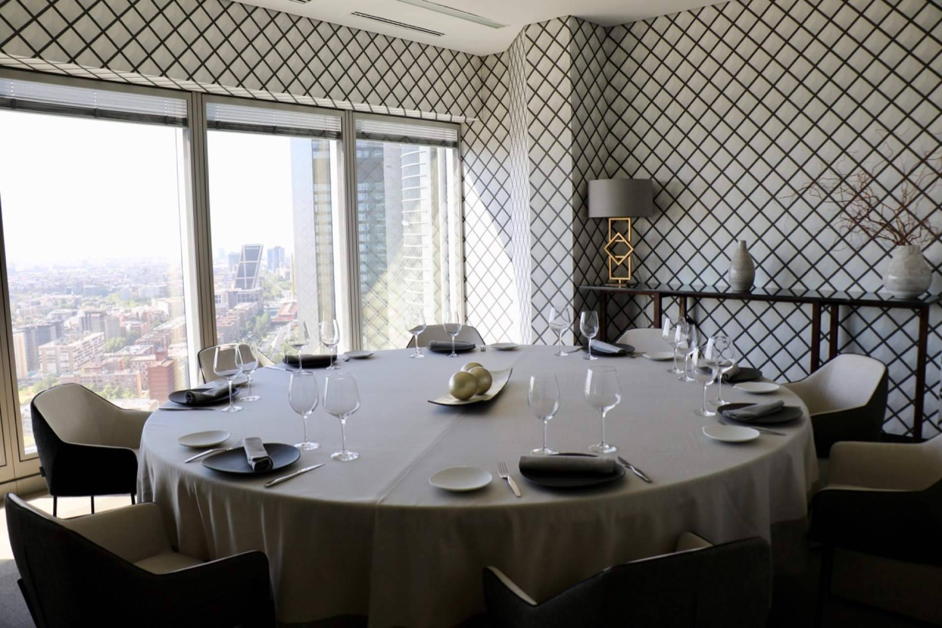 ÉLKAR, el restaurante situado a 160 m de altura cumple un año