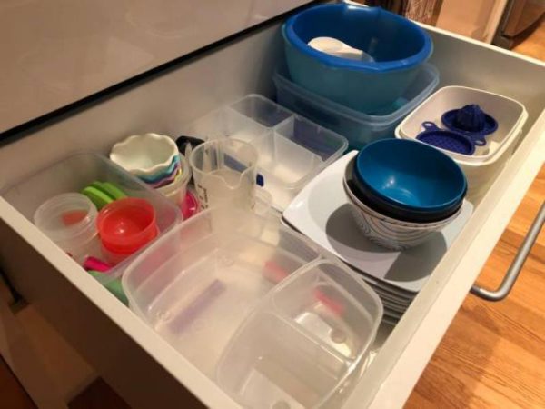 El truco para guardar los táperes y que no ocupen espacio 36 Merca2.es Aprovecha las puertas para organizar tus táperes