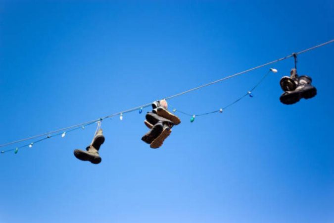 El verdadero significado de las zapatillas colgadas en España