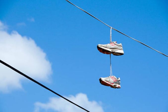 El caso de las zapatillas colgadas de un álamo