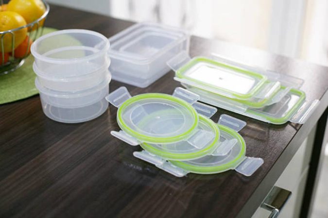 El truco para guardar los táperes y que no ocupen espacio 33 Merca2.es Sacar todos los recipientes del armario