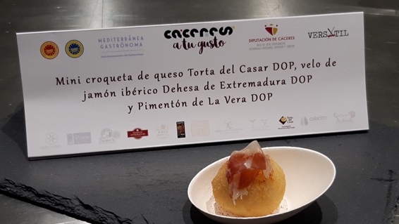 La D.O. Dehesa de Extremadura destaca la importancia de su labor en la Feria Mediterránea Gastrónoma 1 Merca2.es minicroqueta queso casar Merca2.es