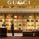 La matriz de Gucci y Saint Laurent respira: mejora ventas y da señales de recuperación en el lujo mundial