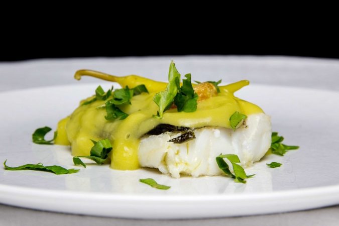 Bacalao al pil pil: la receta tradicional que te llevará menos de una hora 39 Merca2.es presentacion principal del bacalao al pil pil Merca2.es