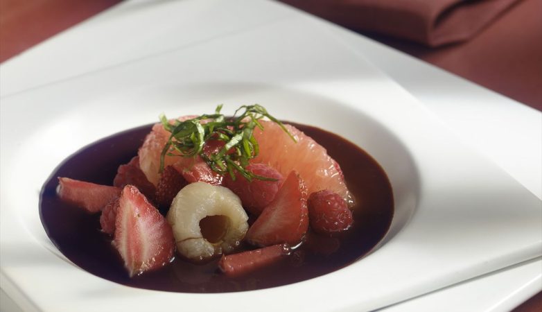 sopa de chocolate con ensalada de frutas y hierbas Merca2