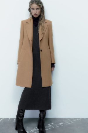 Zara: el abrigo con un 37% de descuento que parece de marca 20 Merca2.es zara 7 Merca2.es