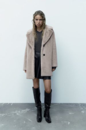 Zara: el abrigo con un 37% de descuento que parece de marca 21 Merca2.es zara 8 Merca2.es