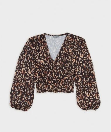 El Corte Inglés: la blusa de menos de 20 euros que te servirá para vestir bien en cualquier ocasión 52 Merca2.es Blusa de mujer corta de animal print el corte ingles Merca2.es