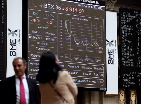 EuropaPress_4487863_dos_personas_frente_panel_valores_ibex_25_palacio_bolsa_30_mayo_2022_madrid