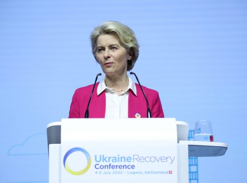 Von der Leyer exige ahora rebajar la dependencia de China en el vehículo eléctrico