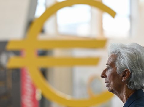 BCE.- El euro recupera la paridad con el dólar ante la inminente subida de tipos del BCE