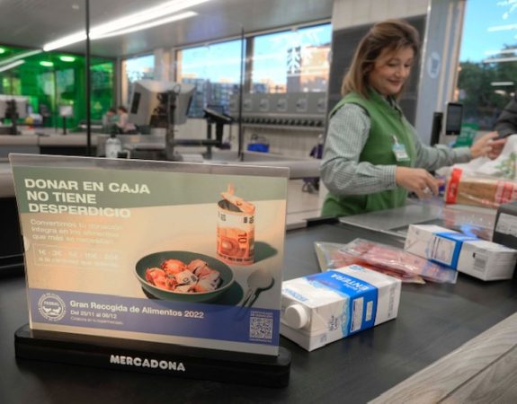 Mercadona y sus clientes donan más de 3,5 millones de euros a los bancos de alimentos 1 Merca2.es Linea de caja en una tienda de Mercadona durante la Gran Recogida de Alimentos Merca2.es