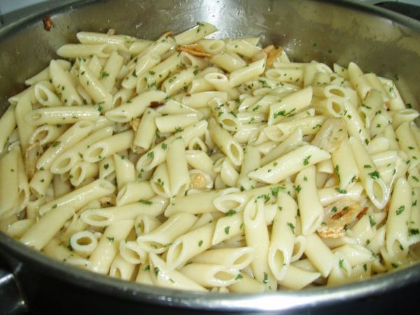 ¿Qué se necesita para preparar macarrones al ajillo?