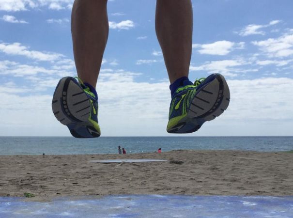 Ejercicios para perder 10 kilos: rebotes tobillo