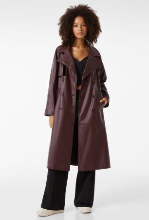 Abrigo trench efecto piel de Bershka