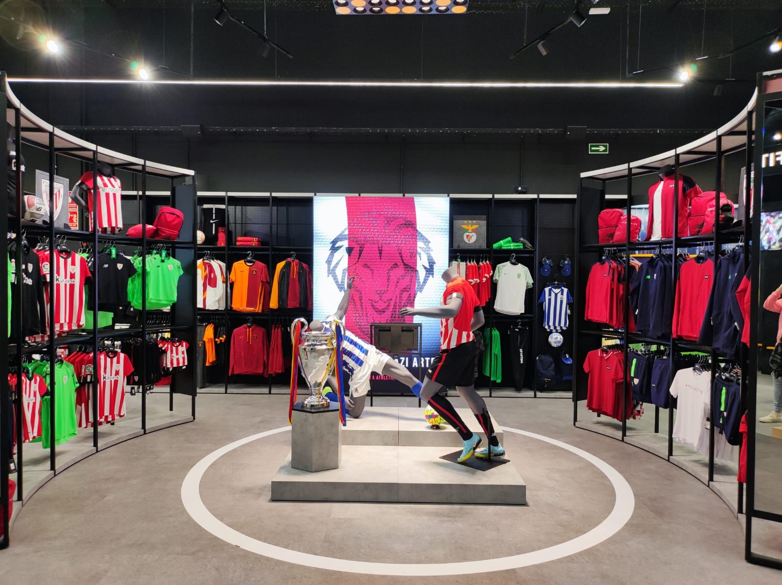 Fútbol Emotion abre la catedral del material de fútbol de Bilbao en Megapark Barakaldo Fútbol Emotion abre la catedral del material de fútbol de Bilbao en Megapark Barakaldo