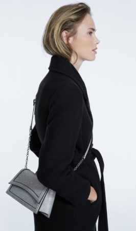 Bolso con solapa y brillo de Stradivarius