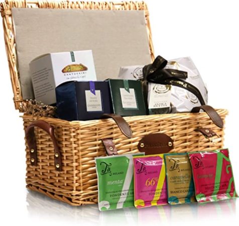 Cesta de Navidad de mimbre con surtido de dulces