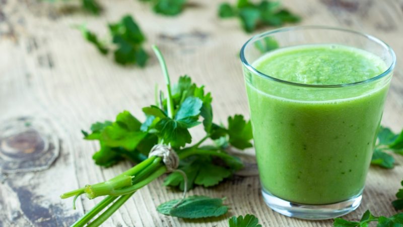 Jugo de manzana, perejil y espinaca