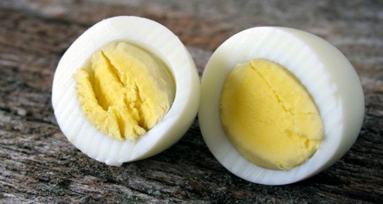 Extraer yemas huevos rellenos atún