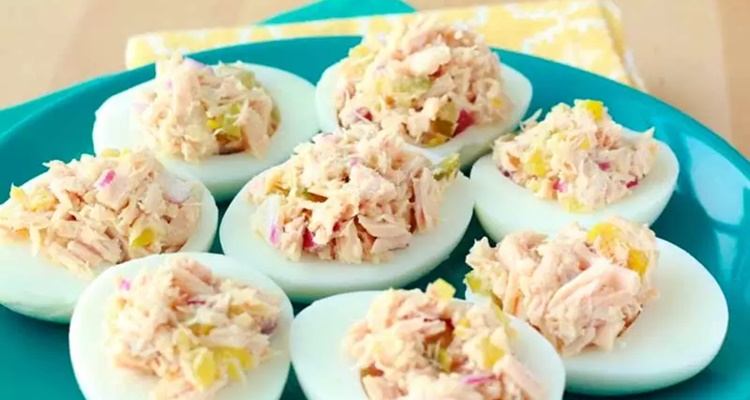 Huevos rellenos atún cocer