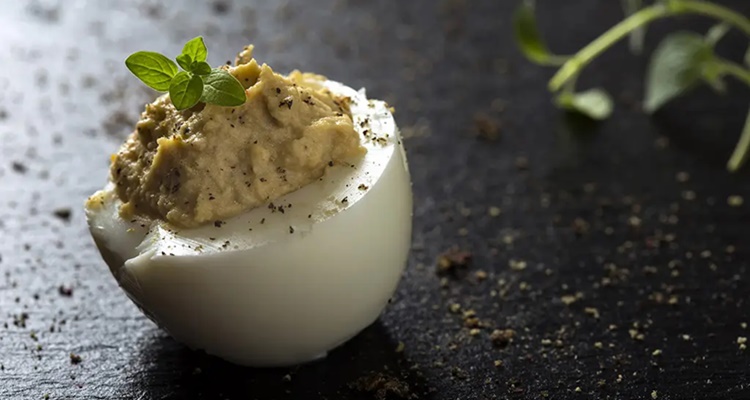 Huevos rellenos atún cortado