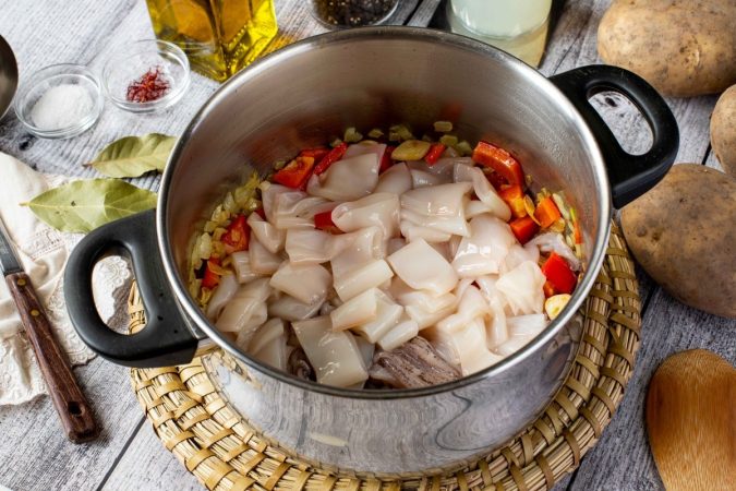 ¿Qué te parecería probar a hacer esta receta de garbanzos con calamares en casa?