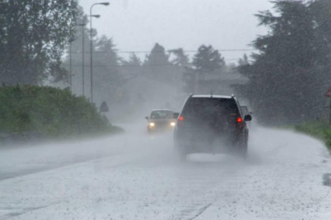 Precauciones que debes tomar con tu coche para lluvia y viento 21 Merca2.es Reducir la velocidad del coche